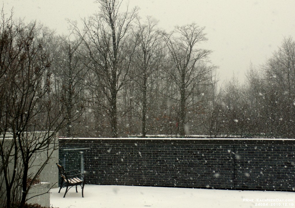 24084CrLe - Falling snow, Ajax Hospital